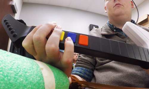 Nova tehnologija vraća dodir paraliziranom čovjeku: Rukom diže čašu, provlači kreditnu karticu i svira Guitar Hero