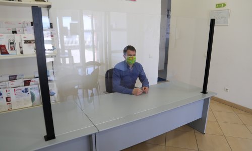 Hrvatsku trese pleksiglas groznica: Ludnica je! Zovu nas frizeri, bankari, trgovci... Hitno nam trebaju partneri za montiranje