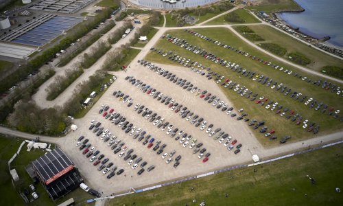Možete li se zamisliti na ovakvom događaju? U Danskoj održan prvi drive-in koncert, sličnu šemu planiraju i za utakmice