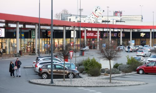 I po trgovačkim centrima otvoreno je dosta dućana, ovo je popis s radnim vremenom