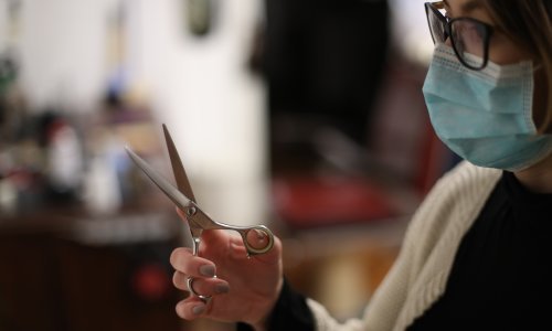 Evo kakve nas sve novosti očekuju u frizerskim i kozmetičkim salonima. Pripreme su u punom jeku, a vlasnike ljuti što nema detaljnih uputa: Treba li pleksiglas? Koliko klijenata mogu primiti?