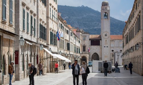 Novo normalno u hrvatskim gradovima: Negdje ulice puste, drugdje prizori kao prije epidemije