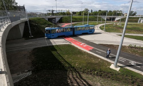 [FOTO] Tramvaji ponovno voze u Zagrebu nakon potresa, među trasama je i ona preko obnovljenog rotora u Remetincu