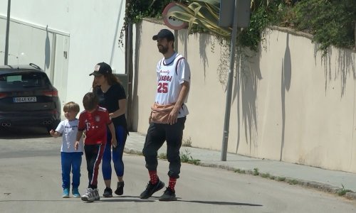 Nakon dugo vremena u javnosti: Shakira sa suprugom Gerardom Piqueom i sinovima u šetnji