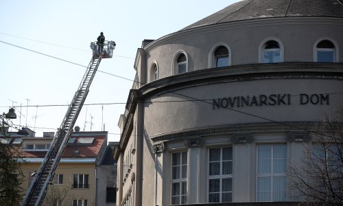 Uklonjeni oštećeni dimnjaci sa zgrade zagrebačkoga Novinarskog doma