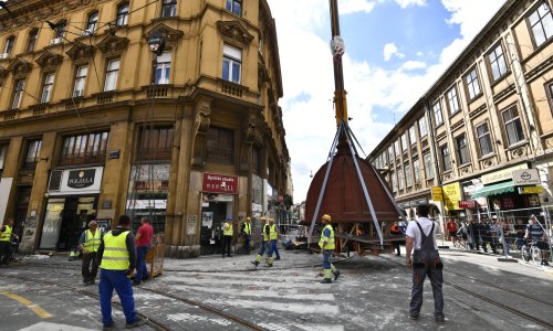 Pogledajte kako je izgledalo spuštanje goleme zagrebačke kupole koja je stradala u potresu