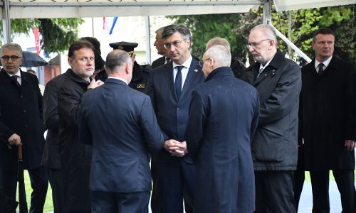 Javili se Plenkovićevi ljudi: Milanović je licemjer! Nisu mu smetale zastave HOS-a 2015. Skandalozno je što je otišao za vrijeme himne