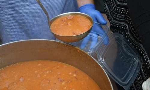 [FOTO] Uz korona mjere u Đurđevcu dijelili prvomajski grah