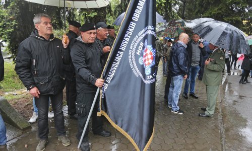 HDZ-ovci objavili fotografiju Bernardića s HOS-ovom zastavom u pozadini: Hoće li Milanović osuditi 'Bernardićevu 'provokaciju'?