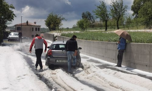 [VIDEO/FOTO] Snažna tuča zatrpala ceste u središnjoj Istri, uništeni su i brojni usjevi