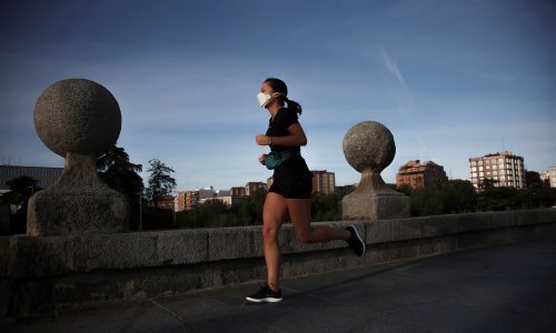 U Belgiji maske obavezne i na otvorenom, Madridske vlasti hoće maske i u kući