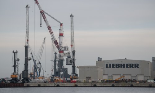 Srušila se dizalica u luci na sjeveru Njemačke, petero ozlijeđenih