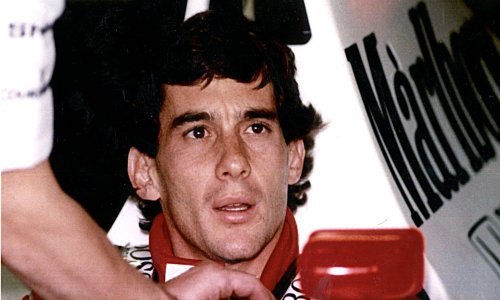 Nikad nije zaboravio legendarnog Ayrtona Sennu koji mu je u zadnjoj utrci uzeo naslov prvaka; pogledajte fotografiju koju ima na zidu