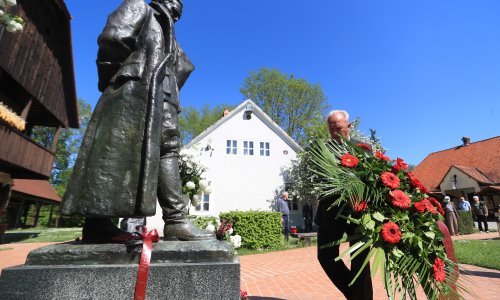 [FOTO] Skromna komemoracija u Kumrovcu; Šplajt: Tita ne moramo voljeti, ali ga moramo poštovati