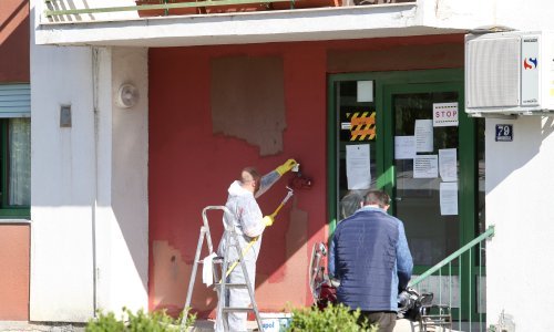 [FOTO] Nakon oslobađajućih nalaza ministarstava, na splitskom domu za starije osvanuli neugodni grafiti