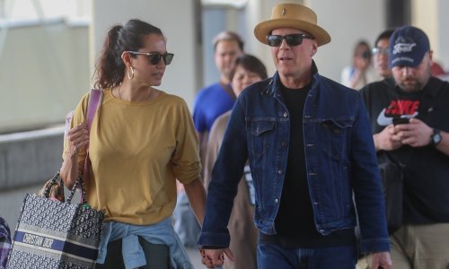 Nakon mjesec dana izolacije s Demi Moore, Bruce Willis napokon u zagrljaju svoje supruge Emme