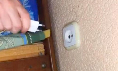 Zašto nikad iz prve ne možemo pogoditi utičnicu? Ovaj tip ima odgovor!