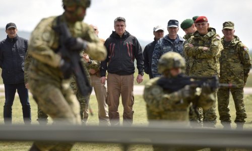 Milanović obišao vojarnu u Udbini; pogledao obuku za razvoj vođa