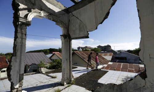 Snažan potres u Indoneziji, nema opasnosti od cunamija