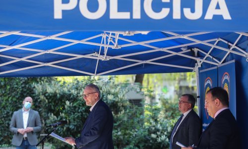 Možete li zamisliti izbore s maskama i mjerenjem temperature dok stožer upravlja našim životima? Nigdje ne piše, ali...