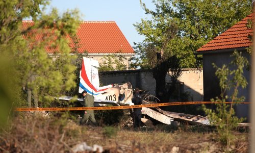 [FOTO] Kod Zemunika pao vojni školski avion, poginulo dvoje ljudi