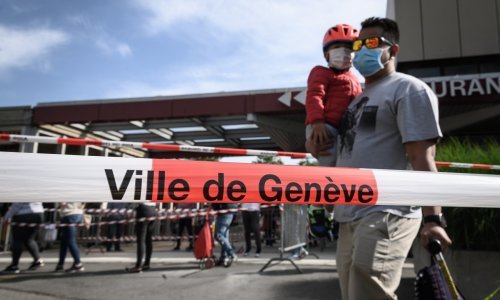 Ljudi zbog koronavirusa u redu za hranu u bogatoj Ženevi