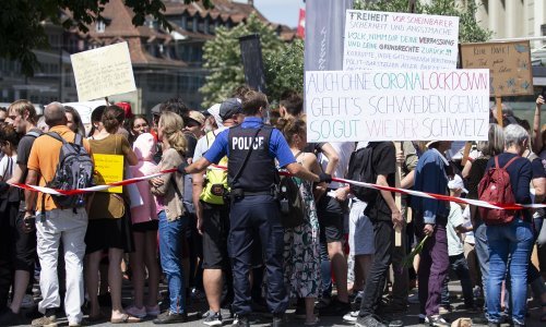 Stotine Švicaraca prosvjeduju protiv ograničenja kretanja