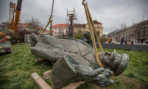 Uklonjena WC školjka s postolja na kojem je donedavno bio kip sovjetskog maršala