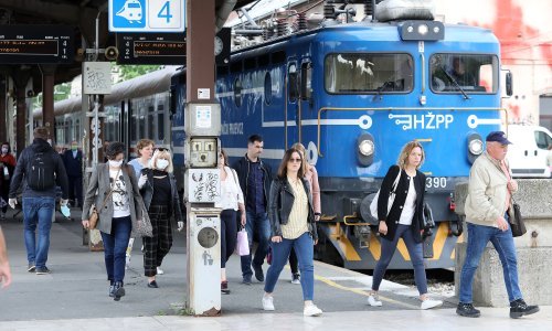 [VIDEO, FOTO] Krenuli prvi vlakovi: U svakom vagonu sredstva za dezinfekciju, vlakopratitelji kontroliraju udaljenost putnika