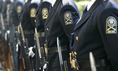 Nakon karantene i testiranja na koronavirus, hrvatski vojnici krenuli u misiju na Kosovo