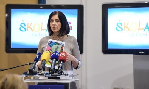 Ministrica Divjak: Razmatra se povećanje broja učenika u učionici u novoj fazi