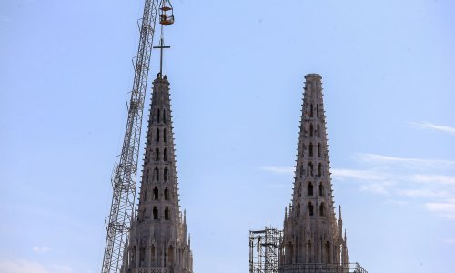 Prvi od dva zamjenska križa postavljen na toranj Zagrebačke katedrale