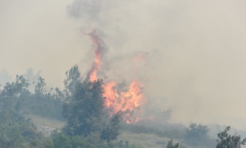 Požar na Braču zahvatio minski sumnjivo područje, čule se detonacije