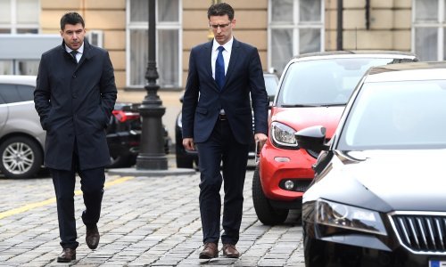 Kombijem ispred Vlade naletio na automobil Grmoje i Petrova