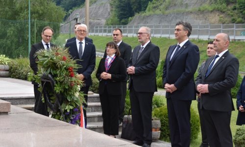 Plenković položio vijence na Maclju pa ponovio osudu masovnih zločina komunističkog režima