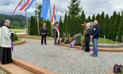 Položeni vijenci i zapaljene svijeće u Bleiburgu