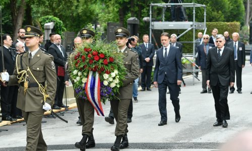 [FOTO/VIDEO] Jandroković na Mirogoju položio vijenac za bleiburške žrtve i poručio: Sabor je pokrovitelj komemoracije na Bleiburgu, tako treba i ostati