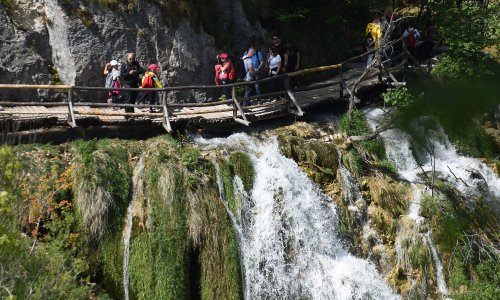 Gužva u Parku; Plitvice dnevno obišlo 5,5 tisuća domaćih gostiju; od sredine lipnja cijena ulaznice vrtoglavo raste