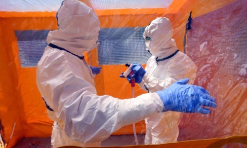 Znanstvenici istražuju kako sredstva za ispiranje usta utječu na koronavirus