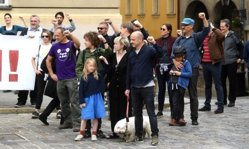 [VIDEO/FOTO] Ne pruža samo deklarativnu podršku: Mile Kekin s obitelji prosvjedovao na Markovom trgu