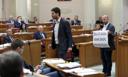 Maras uz zvukove rock-opere Gubec-beg poručio: Izdali ste Zagreb; Pernar spominjao Karla Marxa