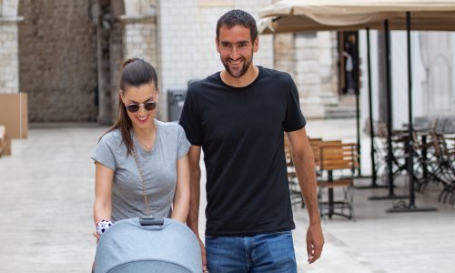 Ponosni roditelji Marin i Kristina Čilić ne kriju sreću: Pala je prva  šetnja Stradunom sa sinčićem Baldom