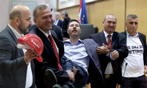 Drame, izbacivanja, svađe, kaciga, smeće: Deveti saziv s nevjerojatnim brojem kazni, poznati i rekorderi, a znamo i tko su bili oni manji od makova zrna