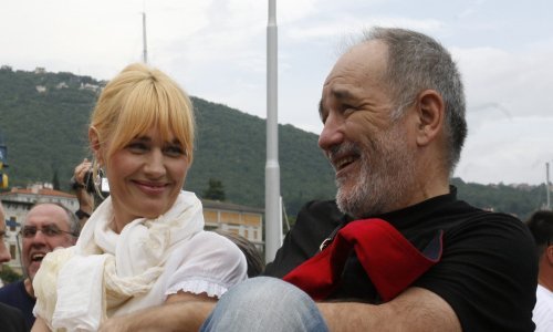 Top izgled u 61. godini: Supruga Đorđa Balaševića plijeni pažnju u mini suknji