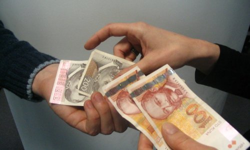 Hrvati zbog niskih kamata i dalje vade novac iz banaka, pogledajte na koliko su pali ukupni depoziti