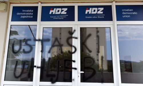 [FOTO/VIDEO] Netko je noćas na prostorima HDZ-a u Šibeniku ispisao uvredljive poruke