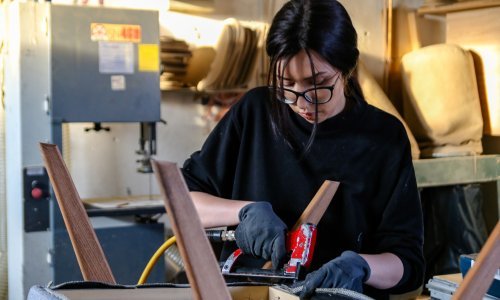 Ova mlada dizajnerica uništenim i otrcanim komadima namještaja daje nov život, za njih se otimaju uredi, barovi i frizeraji, a tijekom koronakrize naučila je jednu važnu stvar