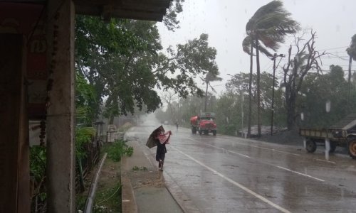 Ciklon Amphan poharao Indiju i Bangladeš; poplavljena sela, polomljena stabla, prekinute telekomunikacije...