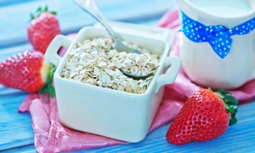 Isprobajte ovaj slasni kolač s jagodama i zobenim pahuljicama, idealan za dane kad se zaželite slatkoga