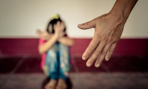 Muškarac kod Zadra godinu dana vrijeđao i tukao suprugu te je i silovao, a maltretirao je i njihovo četvero djece